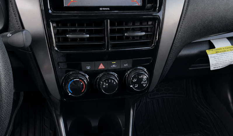 Toyota Yaris 2022 completo