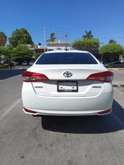 Toyota Yaris 2022 completo
