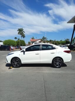 Toyota Yaris 2022 completo