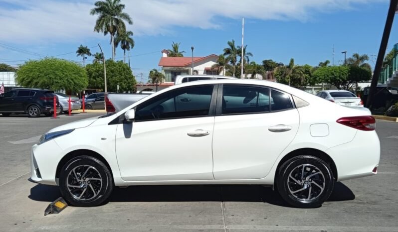 Toyota Yaris 2022 completo