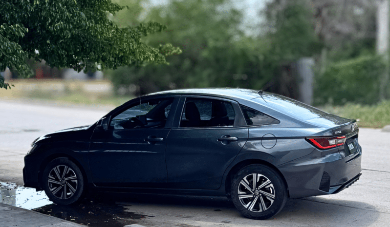 Toyota Yaris S 2024 completo